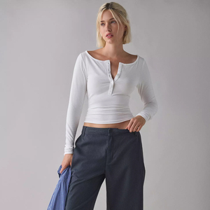 Camiseta Henley de Manga Larga para Mujer, 100% Algodón, Corte Ajustado, Diseño Personalizado, Estampado, Moda Boutique, Cuello Redondo, Estilo Baby Tee - Product Image 1