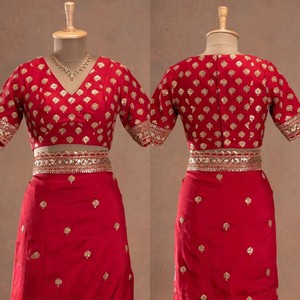 Sari en soie VASTRA COTTAGE avec broderies complexes et travail de sequins, accompagné d'un chemisier assorti – Tenue ethnique traditionnelle élégante - Product Image 3