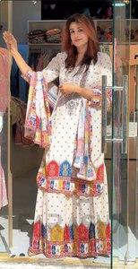 Tenue de créateur, design très tendance, véritable travail de miroir, tissu Maslin, tailles M à XXL, ensemble Anarkali Salwar élégant avec étole - Product Image 3