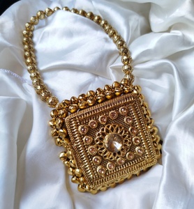 Bolso de Mano Tipo Clutch de Media Luna con Cierre de Metal y Patrón Geométrico Hecho a Mano de Lujo |   Vestido de Novia de Diseñador para Mujer, para Boda o Fiesta - Product Image 1