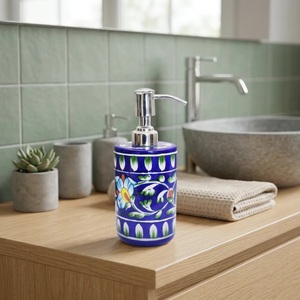 Distributeur de savon en céramique artisanal, design méditerranéen floral bleu, écologique et luxueux, décoration de salle de bain cylindrique - Product Image 3