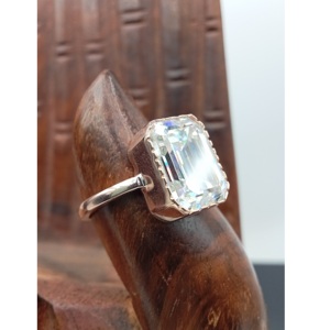 แหวนเพชรทรงเรเดียนท์คัทจากแล็บโกรว์ ดีไซน์เงิน เหมาะสำหรับใส่ทำงาน แหวนหมั้น และโอกาสพิเศษ มีจำหน่ายแล้ว - Product Image 3