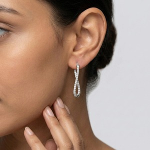 Boucles d'oreilles créoles ondulées serties de diamants de laboratoire ronds de 1,40 carat en or blanc 14 carats, certifiées IGI, pour femme, tendance, pour acheteurs en gros - Product Image 2