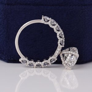 Anillo con 6 Diamantes Ovalados Cultivados en Laboratorio, Halo Oculto, Banda Pavé con Puntas en U, Certificado IGI - Product Image 5