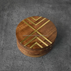 Sous-verres en bois cadeaux de mariage personnalisés vaisselle Barware verre rond et tasses tenant des sous-verres en bois d'acacia avec travail d'incrustation en laiton - Product Image 2