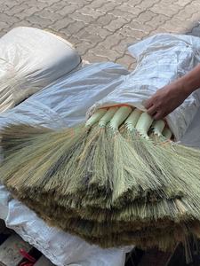 Balai en bambou portable amélioré - Poignée ergonomique et fibres de paille |   Outil de nettoyage doux pour voiture et meubles, balai à herbe pas cher Grass Tiger - Product Image 4