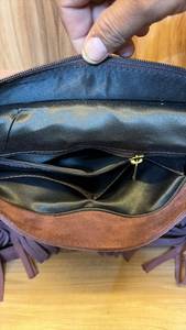 Sac bandoulière artisanal en cuir véritable noir à franges avec pierre turquoise et rabat floral clouté, style western bohème - Product Image 5