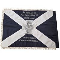 Le drapeau de la lodge présente un fond Union Jack avec un emblème central contenant une couronne et les chiffres romains « XIII ».