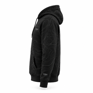 Sudadera Deportiva Personalizada con Capucha, de Felpa, 320 GSM, Negra, con Estampado Topográfico en Toda la Superficie, de Algodón y Poliéster, con Logotipo en el Pecho - Product Image 4