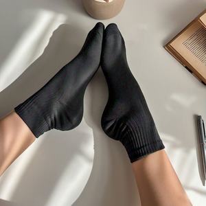 Fabricant OEM Chaussettes de sport personnalisées avec coussin de confort athlétique pour hommes Gym Chaussettes athlétiques - Product Image 2