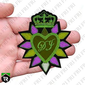 Broche de moda de lujo hecho a mano, broche de corazón de corona bordado con cuentas de alambre de lingotes, Pin hecho a mano para accesorio de ropa - Product Image 1