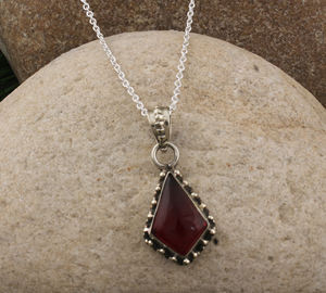 Colgante de Piedra Preciosa Hecho a Mano en Plata de Ley 925 con Baño de Platino Vintage y Cuarzo Rojo Natural, Joyería Fina Unisex al por Mayor - Product Image 1