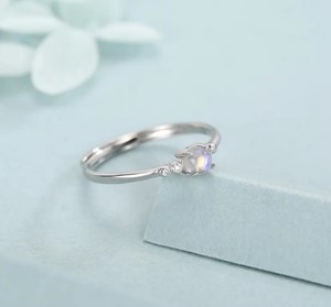 Anillo de Piedra Lunar Pequeña en Plata de Ley, Talla Ajustable, Anillo de Piedra Lunar de 4mm con Engaste de Puntas, Anillo Delicado para Apilar - Product Image 5