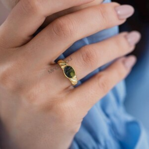 แหวนมอลดาไวต์ธรรมชาติ เกรด A รับรองโดย Chlum สาธารณรัฐเช็ก |   เครื่องประดับเงินแท้ 925 |   ชุบทองคำขาว 18K สีเหลืองโรสโกลด์ - Product Image 5