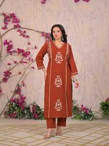 Elegante Conjunto de Kurta, Pantalón y Dupatta de Algodón Marrón Terracota con Estampado Digital, de Secado Rápido, Corte Holgado, Cuello en V y Detalle de Encaje para Mujer - Product Image 2
