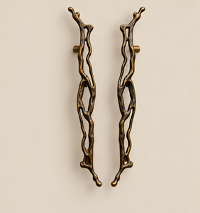 Poignée de porte artisanale en forme de figurine, finition bronze antique, longue poignée de meuble artistique, quincaillerie décorative pour intérieurs de luxe - Product Image 1