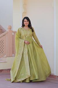 Traje Anarkali Moderno de Seda Listo para Usar con Bordado y Lentejuelas para Fiestas, Bodas y Diwali (Largo hasta el Suelo) - Product Image 6