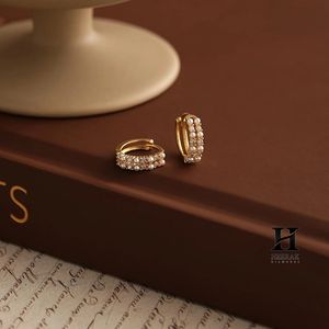 Elegantes Aros Huggie con Perlas y Diamantes – Oro de 14k con Diamantes Certificados – Fabricante de Joyería Fina - Product Image 2