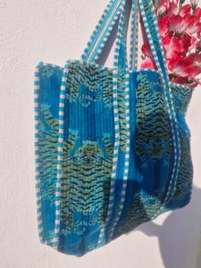 Bolso tote de terciopelo con estampado de tigre |   Bolso de hombro acolchado hecho a mano |   Accesorios Boho para el Día a Día - Product Image 4