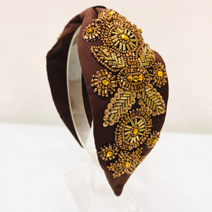Bandeau pour cheveux brodé à la main avec des perles et un design décoratif pour les fêtes, les mariages et les occasions décontractées - Product Image 6