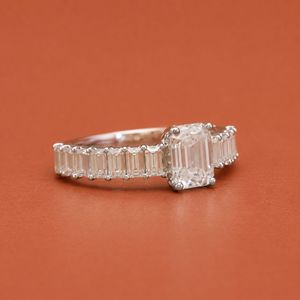 Anillo de Compromiso y Boda de Lujo en Plata S925 con Moissanita Esmeralda y Diamantes Redondos con Halo Oculto - Product Image 2