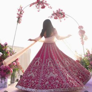 Lehenga Choli de Seda Premium con Lentejuelas Dori y Bordado de Hilo, Conjunto de Lehenga de Diseñador para Bodas - Product Image 2