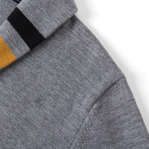 Cardigan en tricot premium gris Alpha pour hommes, logo personnalisé, vêtements universitaires, fraternité, sororité, collège, école, vente en gros OEM/ODM - Product Image 6