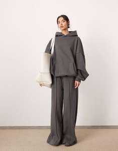 Chándales 100% algodón con un peso de tela de 320 gramos que ofrecen comodidad y transpirabilidad, lo que los convierte ideales para ropa de ocio. - Product Image 4