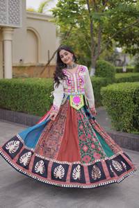 Tenue de festival indienne en coton mousseline imprimé, avec motif Gota, travail de dentelle à miroir véritable, Lehenga et Blouse brodée Kutchi Gamthi - Product Image 1