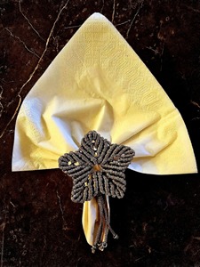 Anneau de serviette en macramé fait main en forme de fleur, parfait pour la décoration de table dans les restaurants, hôtels, cafés et pour les occasions festives. Vente en gros depuis l'Inde. - Product Image 1