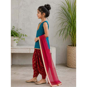 ชุดเดรสเด็กผู้หญิง Twisha-Xpressions ประดับตกแต่งด้วยผ้าโพลีเอสเตอร์แบบ Dhoti Dupatta สีน้ำเงินแดง แขนกุด พิมพ์ลายทั่วตัว ชุดพื้นเมืองสำหรับงานเทศกาลและงานปาร์ตี้ - Product Image 4