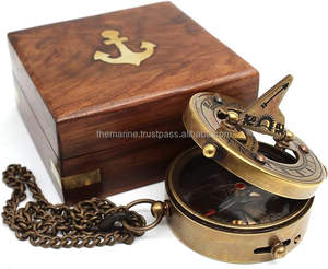 Boussole de cadran solaire plat en laiton finition antique avec boîte en bois et chaîne Steampunk accessoire cadeau pour tout le monde. - Product Image 3