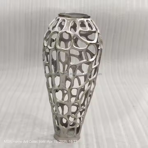 Moderno Florero de Aluminio Hecho a Mano con Relieve Plateado, Ecológico, Decoración de Mesa para el Hogar de Azora Industries - Product Image 2