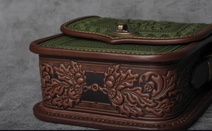 Sac à bandoulière léger en cuir véritable brodé, style vintage et tendance, avec rabat et sangle unique, collection Automne/Hiver 2026 - Product Image 5