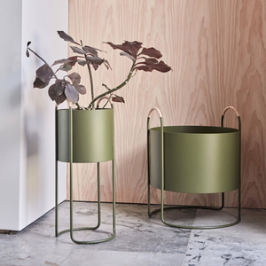 Support de plante sur trépied doré avec panier en fil métallique noir, support de plante en métal style mid-century disponible à prix de gros. - Product Image 2