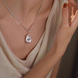 Collar con Colgante de Perla Natural de Forma Barroca para Mujer, Cadena de Suéter con Diseño de Nariz de Cerdo, Estilo Lujoso y Ligero para Otoño e Invierno - Product Image 4