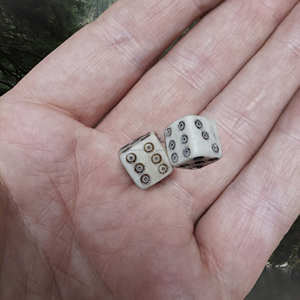 Dados de Juego Cuadrados Personalizados de Estilo Antiguo, Hechos a Mano con Hueso Natural, Diseño Personalizado, Réplica Histórica Romana con Tacto Real - Product Image 4