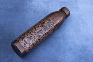 Botella de Cobre Estilo Bistro (Grabado Antiguo) Pintada a Mano, Diseño Clásico, Apta para Lavavajillas, Duradera, Portátil y Reutilizable - Product Image 3