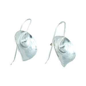 Boucles d'oreilles pendantes en argent faites à la main, forme de feuille abstraite, minimalistes, artisanales, légères, bijoux de mode, cadeau pour femme - Product Image 1