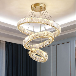 Lustre élégant en laiton inspiré de couronnes, orné de motifs floraux royaux en métal et recouvert de panneaux de verre texturés, en gros. - Product Image 3