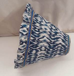 Pantalla de lámpara con volantes de tela Ikat hecha a mano, azul y blanca, con forma de campana, con ribete con volantes, con portalámparas E27 y base de alambre de hierro lisa. - Product Image 3