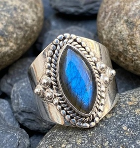 Anillo llamativo de labradorita marquesa – Anillo gótico de filigrana con gema azul brillante, hecho a mano, de plata, regalo para ella - Product Image 1