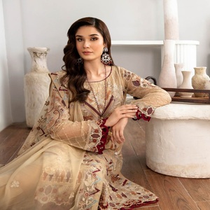 Tenue de soirée pour femmes en mousseline de soie brodée trois pièces punjabi costumes Ramsha Vol R-11 longue robe Maxi à feuilles persistantes prêtes - Product Image 6