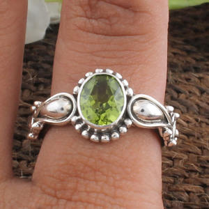 แหวนเพอริดอทดิบธรรมชาติ เงินแท้ 925 แหวนพลอยสีเขียวประจำเดือนสิงหาคม แหวนทำมือสำหรับผู้หญิง ขายส่ง - Product Image 2