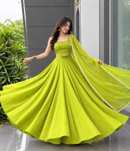 Ensemble prêt-à-porter de designer en rayonne et coton, comprenant un Lehenga Kali avec broderies miroir et diamants, une blouse en rayonne et coton et un dupatta en Georgette. - Product Image 1