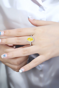 Bague de fiançailles pour femme en argent 925 avec diamant jaune taille poire, style luxueux - Product Image 1