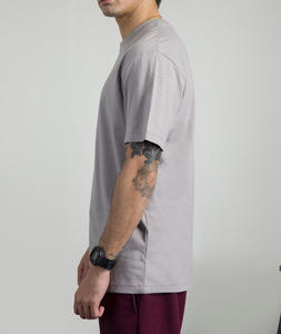 T-shirt pour homme anti-rides en tricot gaufré avec patchs universitaires, polyester de haute qualité, vêtement décontracté à séchage rapide - Product Image 2