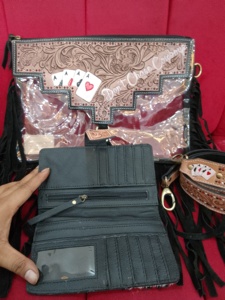 Bolso Bandolera Unisex de Cuero Vacuno Estilo Western, Diseño Floral Tallado a Mano, 20-36L, Impermeable, Antirrobo, Disponible en Stock - Product Image 3