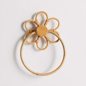 Porta toallas de mano para baño, de ratán natural, con forma de flor, para colgar en la pared. - Product Image 1