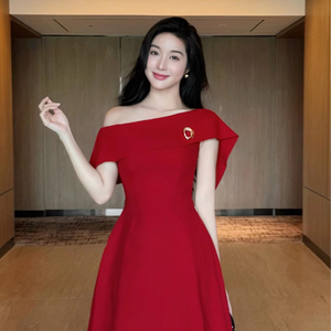 Vestido Esther con hombros descubiertos en corte A en color rojo |   Estilo elegante y femenino |   Diseño con hombros descubiertos |   Moda moderna para mujeres - Product Image 1